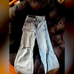 AMERICAN EAGEL JEANS. NEVER WORN, SIZE000,